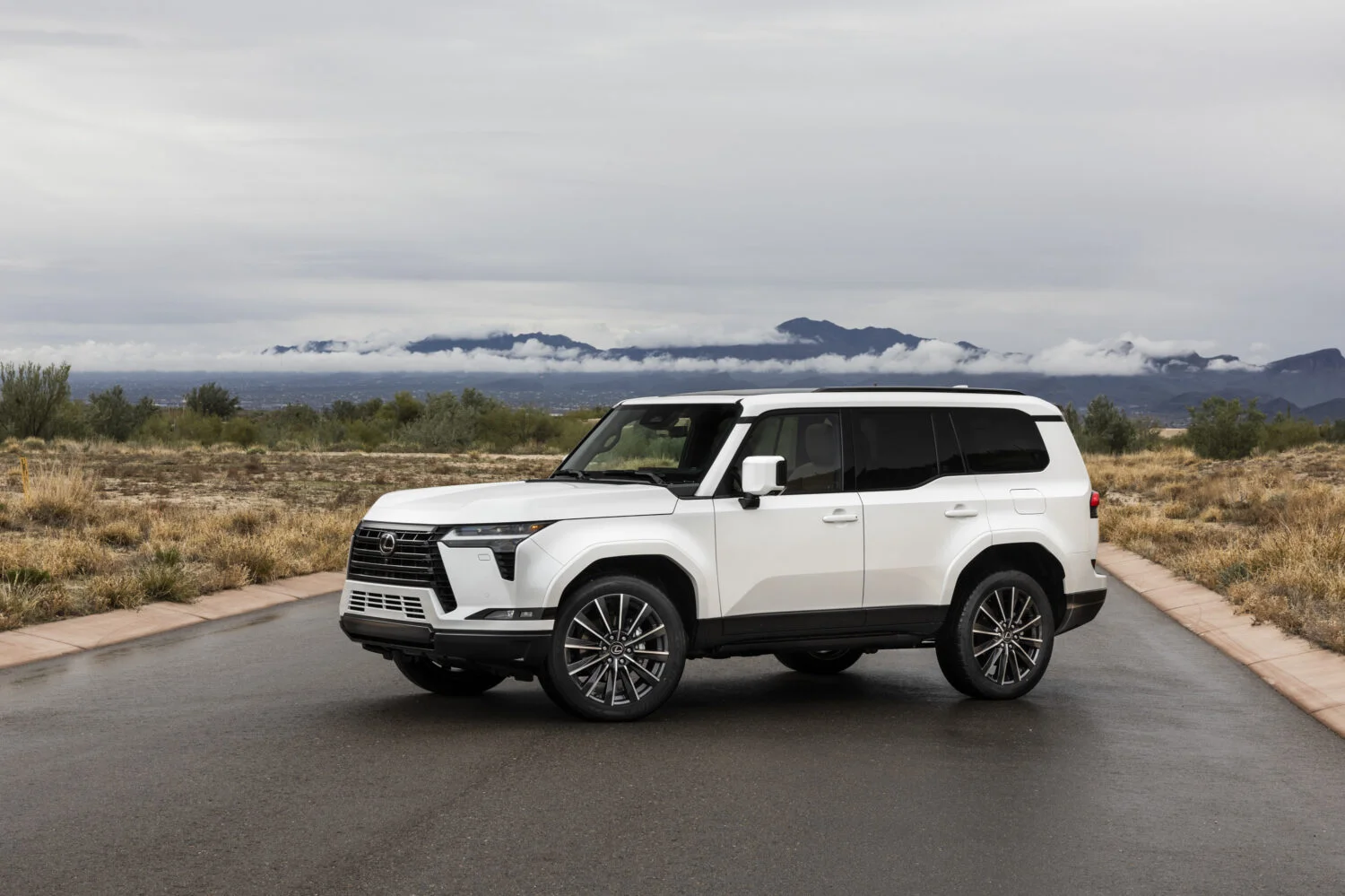 2025_Lexus_GX_Luxury_EminentWhitePearl_27-1500x999.webp