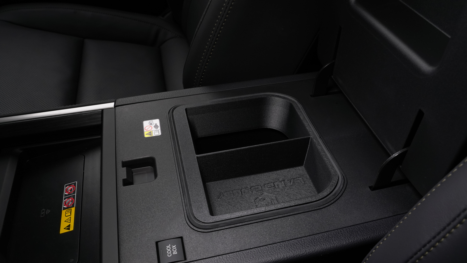 Half_Coolbox_in Car.png