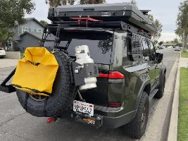 Rear tyre mount via tow hitch