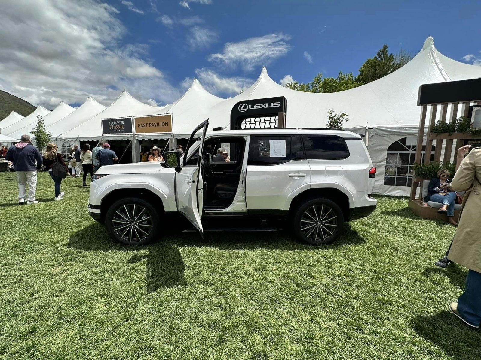 2024-lexus-gx-white-pearl2.jpg